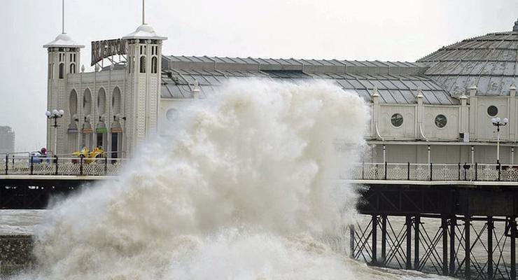 Гигантские волны шторма Имоджен накрыли Западную Европу