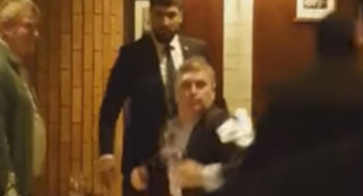 В сети появилось запись инцидента с Касьяновым и тортом в московском ресторане. Видео