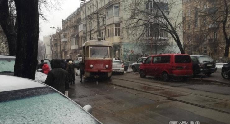 В центре Киева трамвай сошел с рельсов
