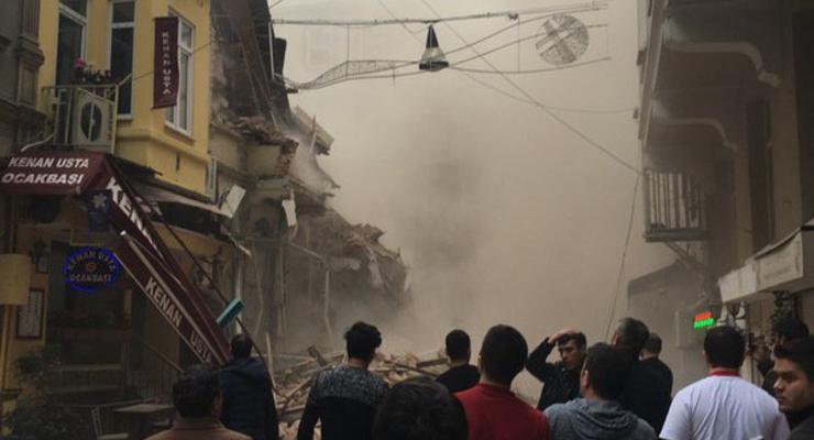 В центре Стамбула рухнула пятиэтажка