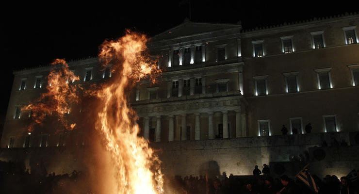 В Афинах перед парламентом фермеры развели костры