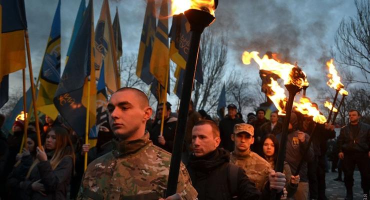 Одесситы факельным шествием почтили память погибших бойцов Азова