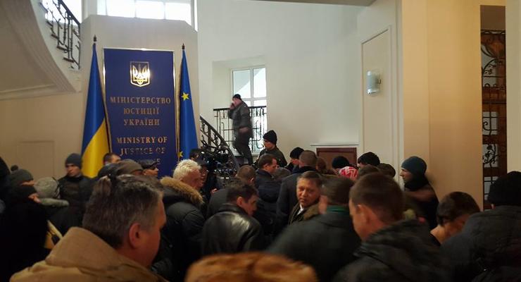 Митингующие ворвались в здание Министерства юстиции в Киеве