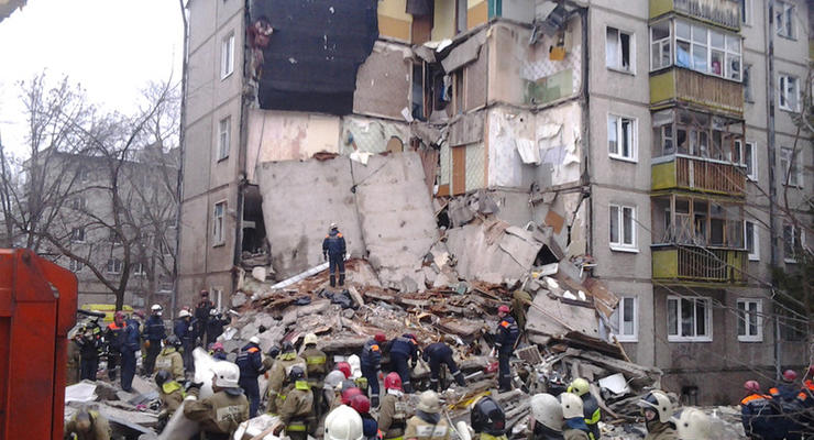 Взрыв бытового газа привел к обрушению части пятиэтажного дома в Ярославле.