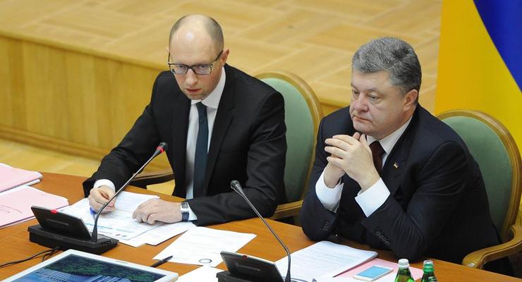 Момент для частичного обновления Кабмина упущен: Порошенко предложил Яценюку уйти
