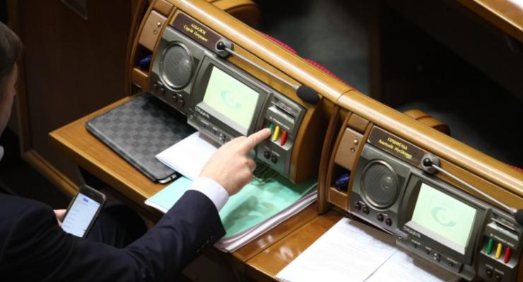 Появились данные поименного голосования за отставку Яценюка