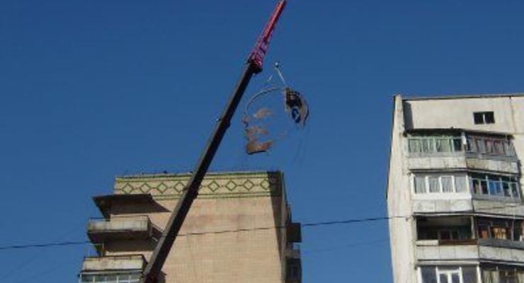 В Харьковской области с крыши многоэтажки сняли гигантскую голову Ленина