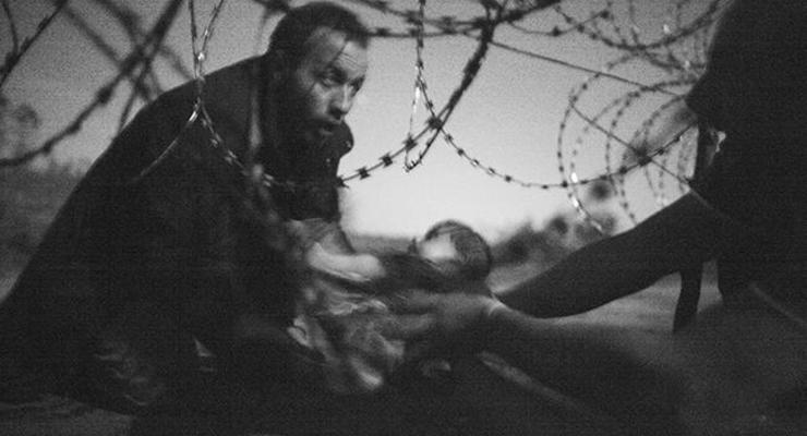 Фото с беженцем и ребенком стало снимком года
