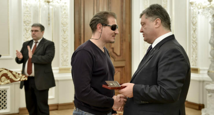 Порошенко наградил активистов, раненых во время Евромайдана: фото