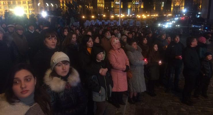 Майдан осветили лучами в память о Героях Небесной Сотни