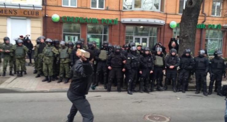 В Киеве активисты забросали камнями офис Ахметова и Сбербанк России