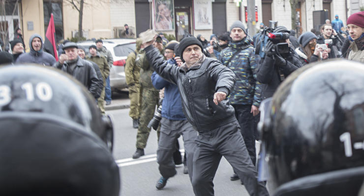Как в Киеве крушили банки РФ и офис Ахметова: фоторепортаж
