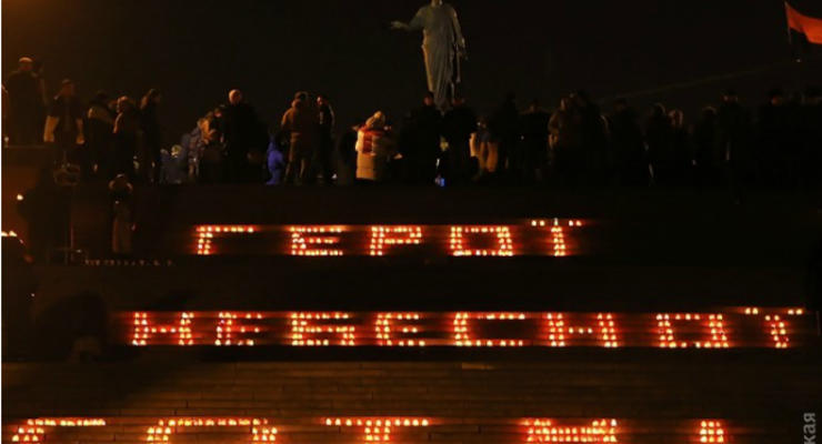 На Потемкинской лестнице выложили надпись о героях Майдана