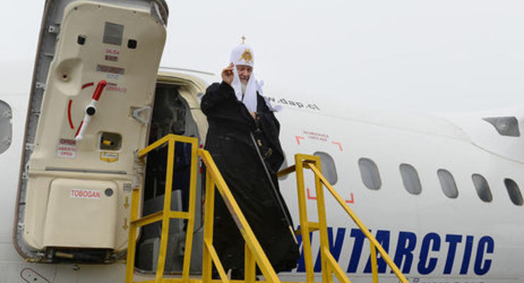Во время полета патриарха Кирилла в Антарктиду в самолете лопнуло стекло