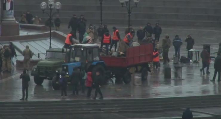 На Майдане начали сносить палатки