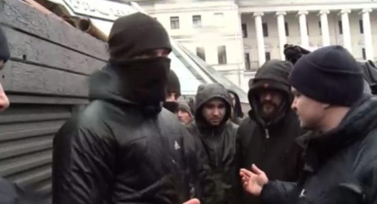 На Майдане произошла драка между сторонниками и противниками сноса палаток