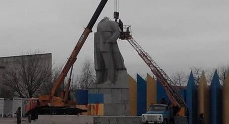 В Лисичанске по частям снесли памятник Ленину