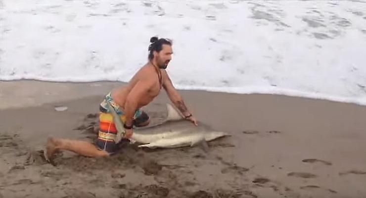 В США мужчина поймал акулу ради эффектной фотосессии