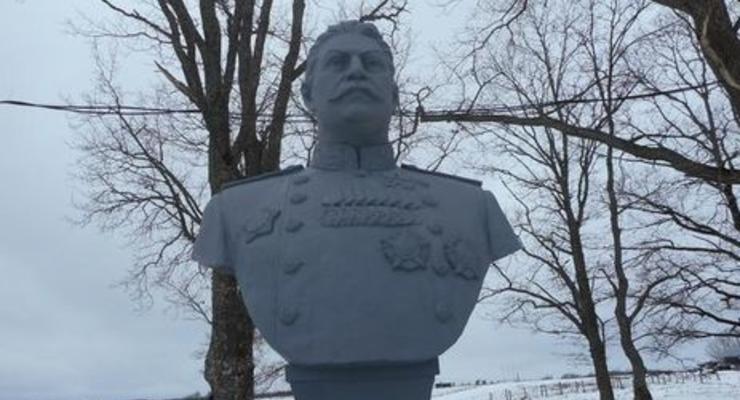 В Псковской области РФ установили бюст Сталина