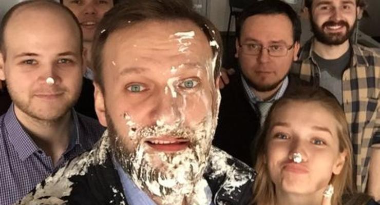Сладкая месть: в Москве неизвестные бросили в Навального два торта