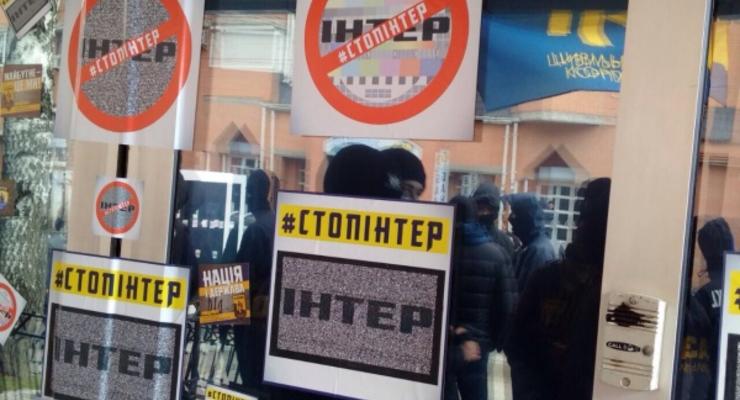 Бойцы Азова заблокировали здание телеканала Интер