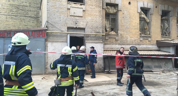 В центре Киева обвалилось здание, под завалами люди