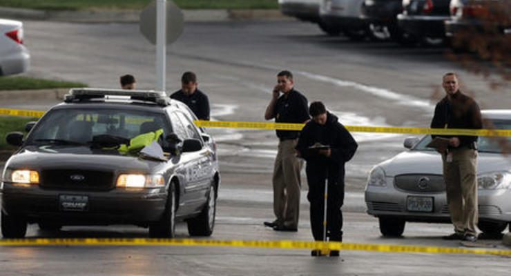 В США злоумышленник устроил стрельбу: три человека погибли, около 14 ранены