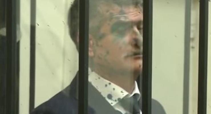 Экс-главу СБУ Киевской области Щеголева облили зеленкой в зале суда