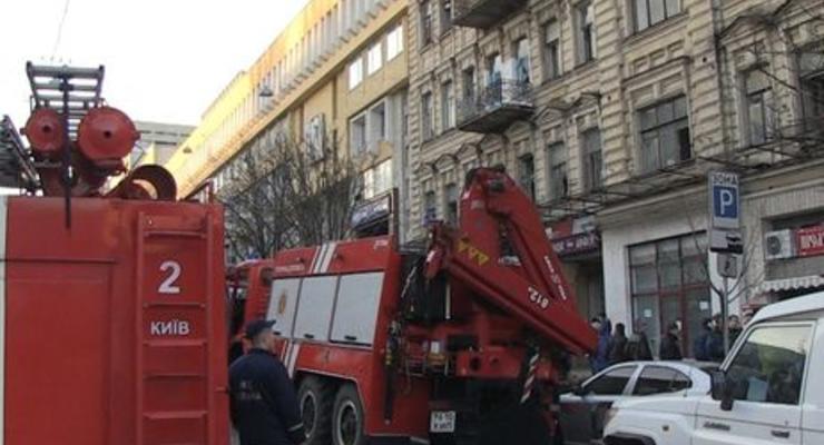 Спасатели продолжают искать под завалами киевского дома еще двух или трех человек