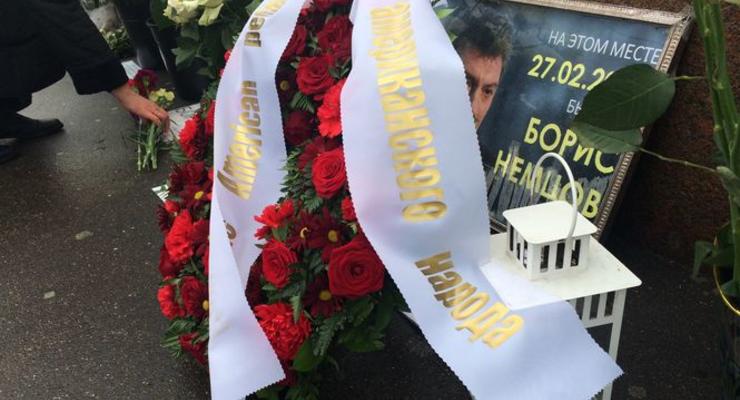 Посол США в РФ возложил цветы к месту гибели Немцова
