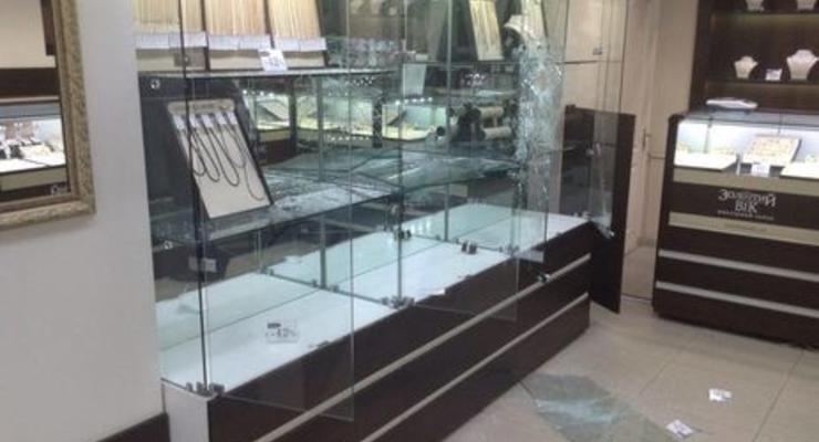 В Запорожье четверо неизвестных с автоматом ограбили ювелирный магазин