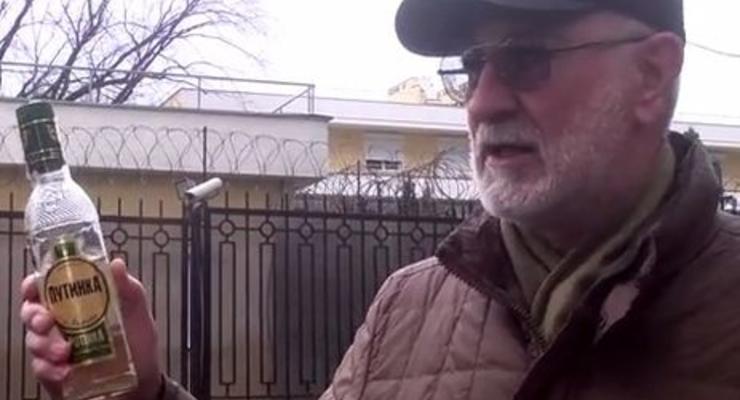 В Одессе российское консульство "продезинфицировали" водкой Путинка