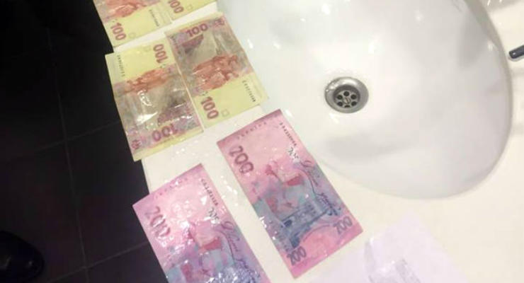 Таможенники Львовского аэропорта прятали деньги в принтерах
