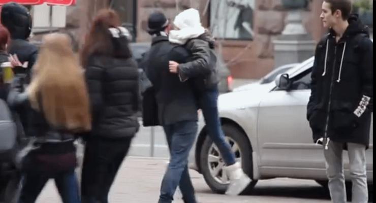 Тест на равнодушие: в центре Киева активисты провели постановочное похищение