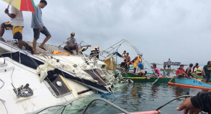 Рыбаки обнаружили яхту с мумией у берегов Филиппин: фото