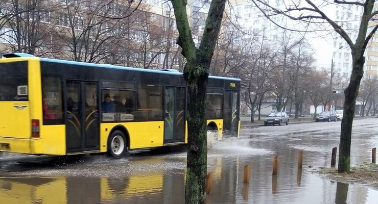 В Киеве на Березняках из-за дождя образовалось озеро