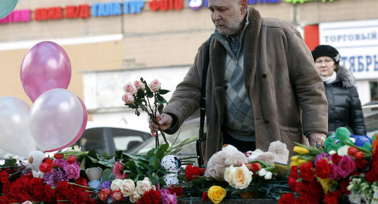 У станции метро "Октябрьское поле", где была задержана няня, убившая 4-летнюю девочку, возник стихийный мемориал.
