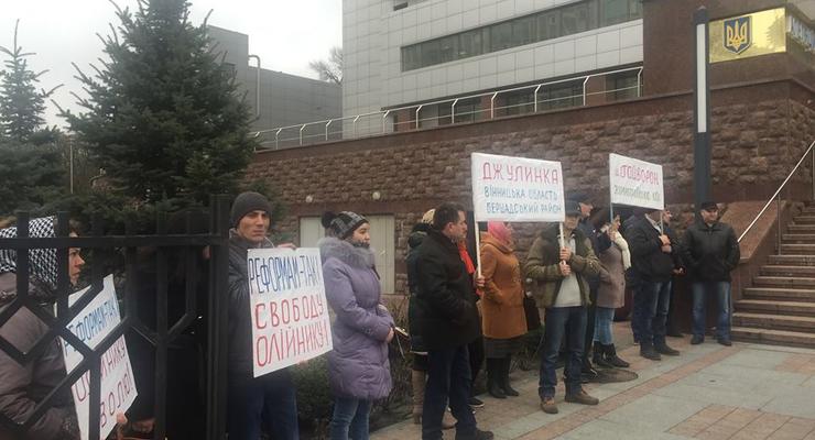 Погоня в Киеве: под зданием суда митингуют в поддержку патрульного