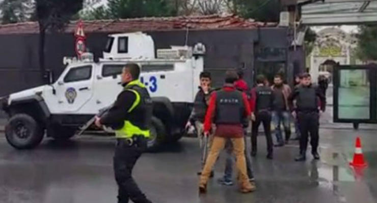 Женщины с гранатами напали на полицейский участок в Стамбуле