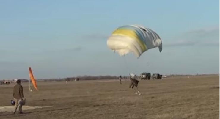Военное телевидение показало учения украинских летчиков и десантников