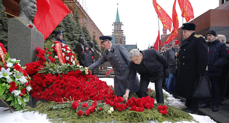 В Москве несут цветы к памятнику Сталина