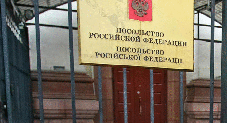 У посольства РФ в Киеве неизвестные побили три автомобиля