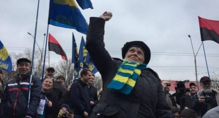 Сторонники Савченко забросали йодом посольство РФ в Киеве