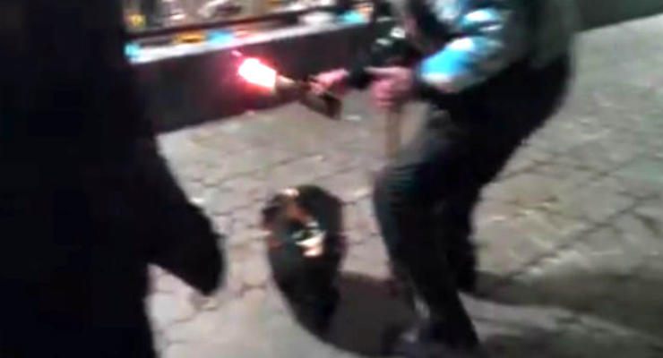 В Киеве посольство РФ пытались поджечь коктейлями Молотова