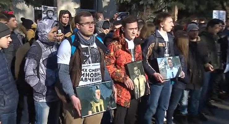 Москвичи пикетируют посольство Украины