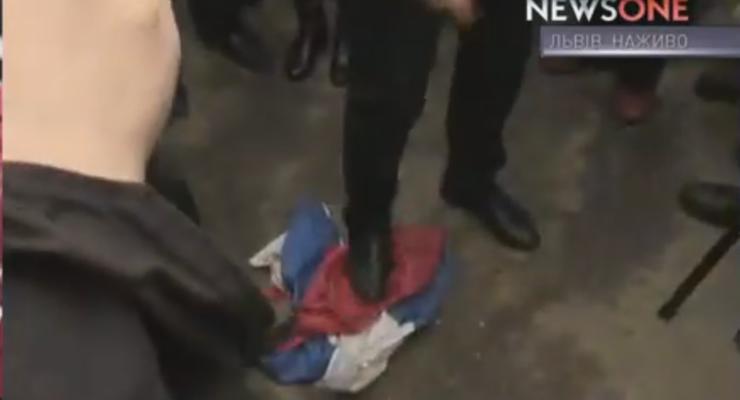 Полиция расследует надругательство над флагом РФ во Львове