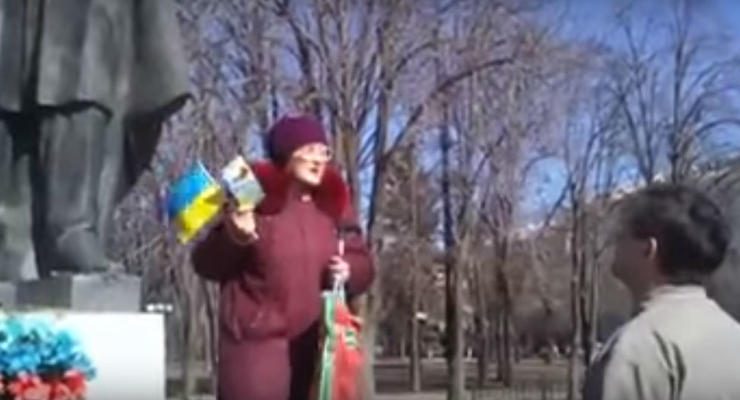 Женщина под памятником Шевченко в Луганске: Я на своїй Богом даній землі