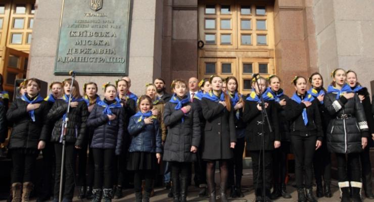 День рождения гимна в украинских городах отметили флешмобом