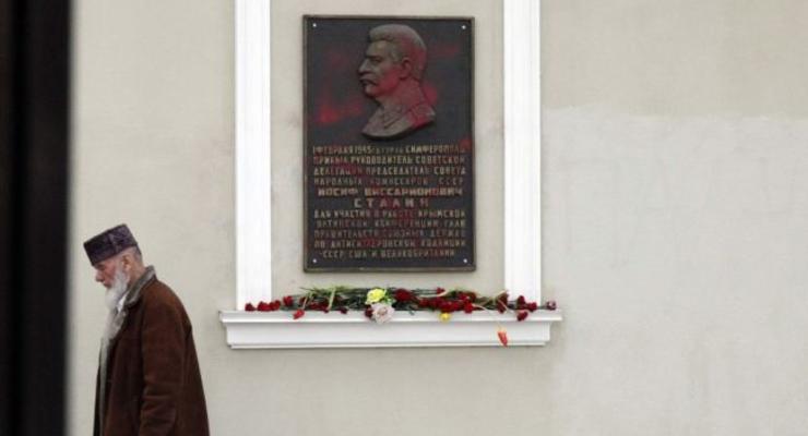 В оккупированном Крыму мемориальную доску Сталину облили краской