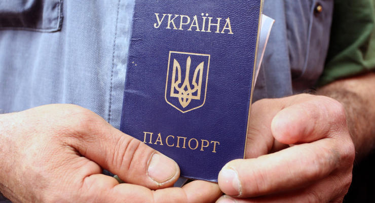 Российские оккупанты в Крыму отбирают паспорта у украинцев